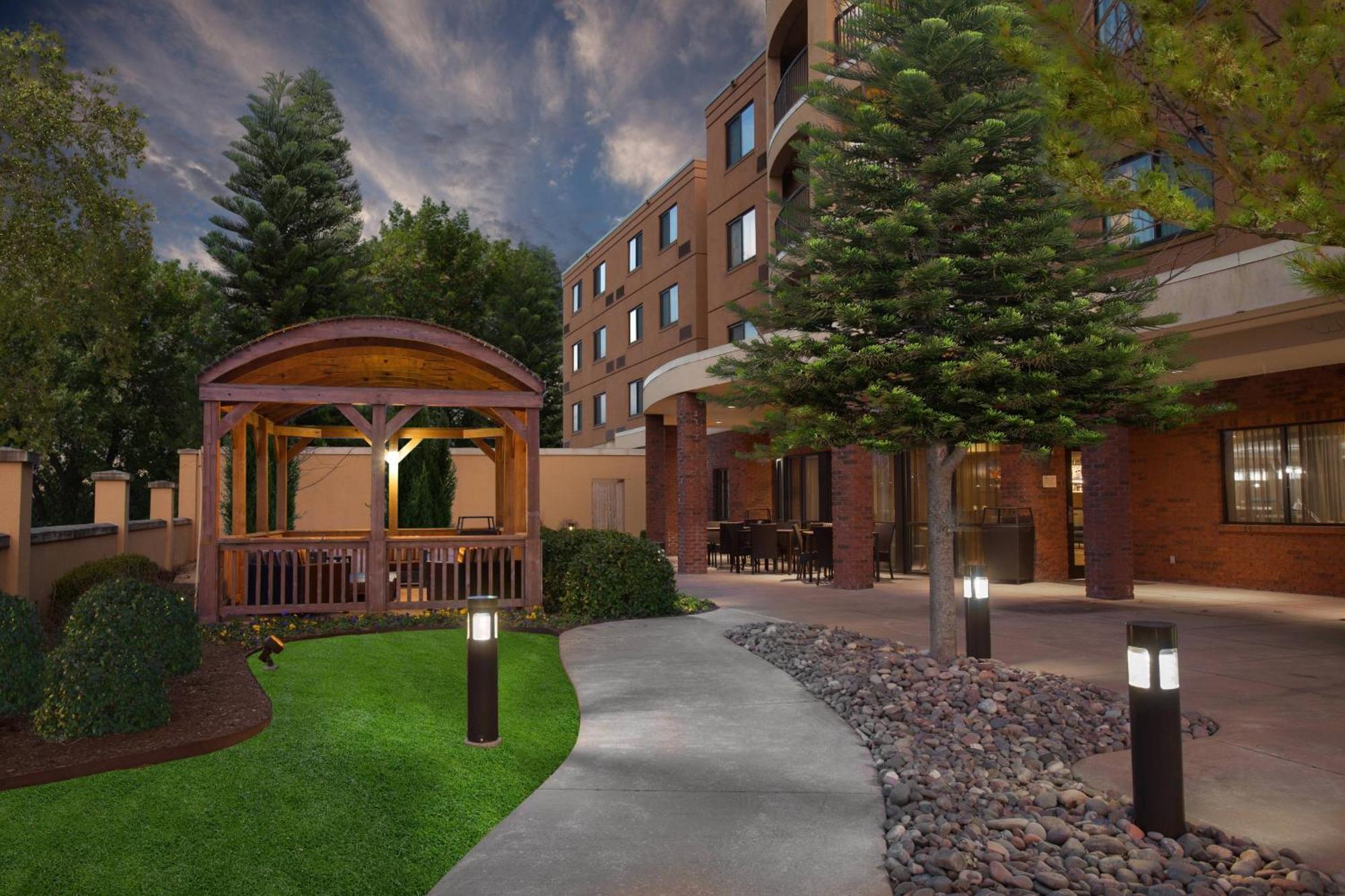 Courtyard By Marriott Fayetteville Exterior foto